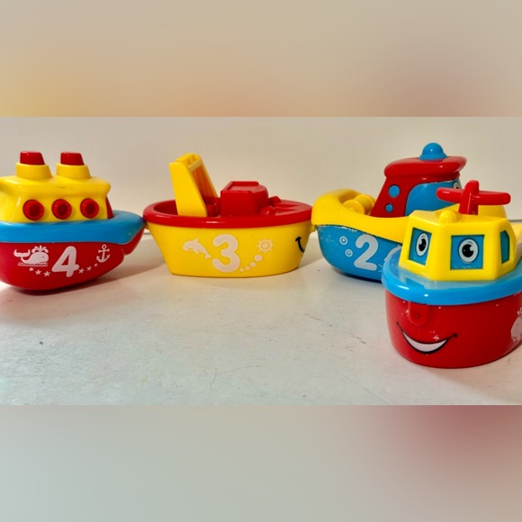 3 Bees and Me Magnetic Bath Tug Boats - Picture 1 of 6